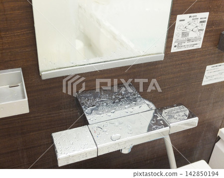 蓮蓬頭和水龍頭把手上都有水滴 蓮蓬頭和水龍頭把手上都有水滴 142850194