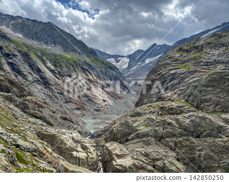 Glacial valley of Tre-La-Tete with rocky cliffs in Les Contamines-Montjoie, France Glacial valley of Tre-La-Tete with rocky cliffs in Les Contamines-Montjoie, France 142850250