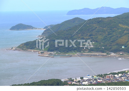 A Chikuhi Line 103 series train traveling along the coastline (Karatsu City, Saga Prefecture) A Chikuhi Line 103 series train traveling along the coastline (Karatsu City, Saga Prefecture) 142850503