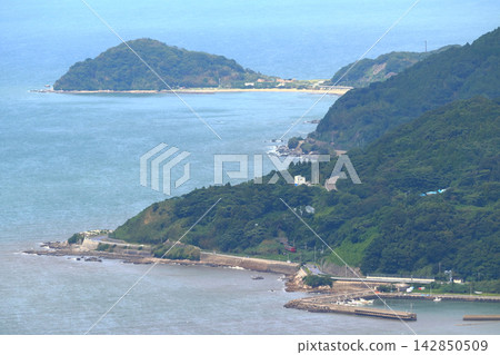 A Chikuhi Line 103 series train traveling along the coastline (Karatsu City, Saga Prefecture) A Chikuhi Line 103 series train traveling along the coastline (Karatsu City, Saga Prefecture) 142850509