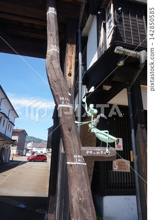 鹽澤宿牧之通、三國街道的積雪標誌 142850585
