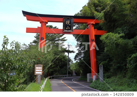 鏡山展望台:鏡山公園線和大型鳥居(佐賀縣唐津市) 鏡山展望台:鏡山公園線和大型鳥居(佐賀縣唐津市) 142850809