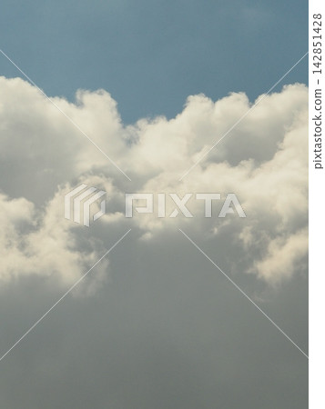 烏雲正在聚集。 烏雲正在聚集。 142851428