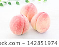 三顆花嫁品種的桃子並排擺放，構成了初夏水果的景象。 142851974