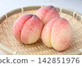 一張三個當季花嫁桃擺放在篩子上的圖片。 142851976