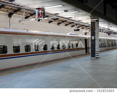 北陸新幹線列車停在東京車站。 北陸新幹線列車停在東京車站。 142852003