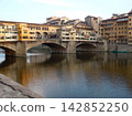 Ponte Vecchio bathed in the setting sun 142852250