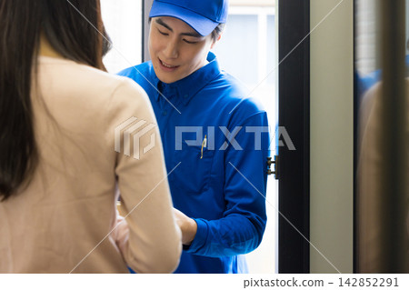 送貨員將包裹送到前門 142852291