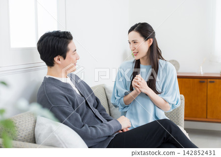 A young couple relaxing in the living room 142852431