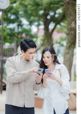 年輕夫婦散步 142852471