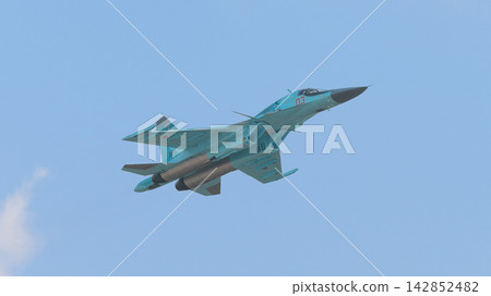 一架俄羅斯空軍的蘇霍伊 Su-34 戰鬥轟炸機正在飛行中。 142852482