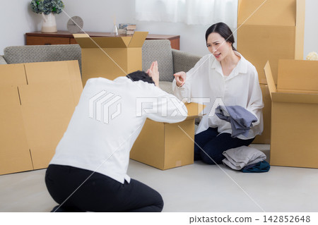 夫妻準備搬家 夫妻準備搬家 142852648