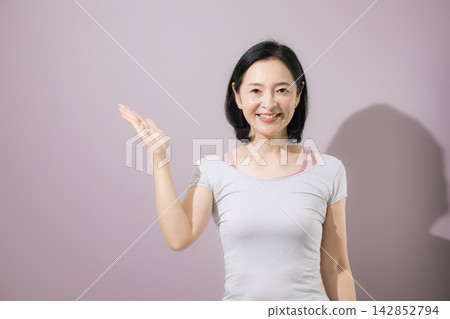 日本中年女性微笑推薦和介紹產品和服務,運動 日本中年女性微笑推薦和介紹產品和服務,運動 142852794