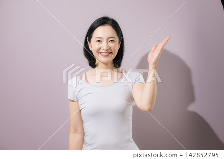 日本中年女性微笑推薦和介紹產品和服務,運動 日本中年女性微笑推薦和介紹產品和服務,運動 142852795