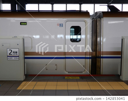 一列北陸新幹線列車停靠金澤站,車門緊閉。 一列北陸新幹線列車停靠金澤站,車門緊閉。 142853041