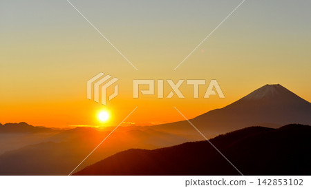 陽光燦爛,富士山的輪廓清晰可見。 陽光燦爛,富士山的輪廓清晰可見。 142853102
