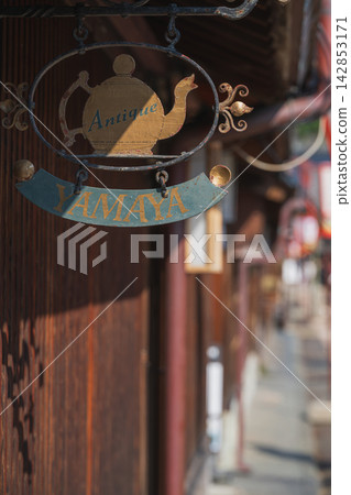 Kanazawa Higashi Chaya District: Old-fashioned signs hanging from the eaves Kanazawa Higashi Chaya District: Old-fashioned signs hanging from the eaves 142853171