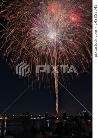煙火在夜空中綻放;煙火在夏夜的夜空中盛開;煙火在夜空中盛開;絢麗的煙火表演;人們觀賞煙火。 煙火在夜空中綻放;煙火在夏夜的夜空中盛開;煙火在夜空中盛開;絢麗的煙火表演;人們觀賞煙火。 142853349