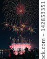 Fireworks soaring into the night sky; fireworks blooming in the summer night sky; fireworks blooming in the night sky; a fireworks display shining brightly; people watching the fireworks. 142853351