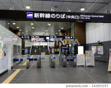Shinkansen platform at Toyama Station on the Hokuriku Shinkansen line Shinkansen platform at Toyama Station on the Hokuriku Shinkansen line 142853357