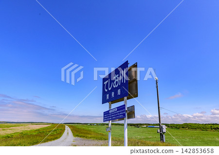 Under a clear blue sky, the Orolon Line continues north from Teshio, crossing 45 degrees north latitude. Under a clear blue sky, the Orolon Line continues north from Teshio, crossing 45 degrees north latitude. 142853658