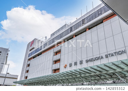 靜岡縣靜岡市:晴朗的陽光下,JR靜岡站(北口)。 靜岡縣靜岡市:晴朗的陽光下,JR靜岡站(北口)。 142855312