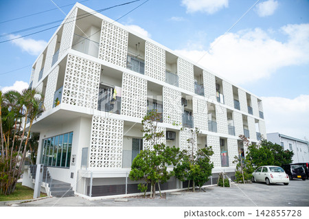 一座沖繩風格的建築,以引人注目的裝飾性混凝土塊為特色。 一座沖繩風格的建築,以引人注目的裝飾性混凝土塊為特色。 142855728