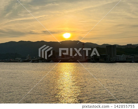 Sunset over the Onomichi Strait and the golden sun road (Onomichi, opposite Mukaijima, Seto Inland Sea, evening view, port town, tourist background material) Sunset over the Onomichi Strait and the golden sun road (Onomichi, opposite Mukaijima, Seto Inland Sea, evening view, port town, tourist background material) 142855755
