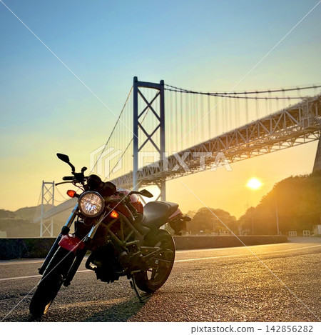 夕陽下的摩托車和因島大橋(旅遊、島波海道、日落、摩托車之旅、風景、生活風格素材) 夕陽下的摩托車和因島大橋(旅遊、島波海道、日落、摩托車之旅、風景、生活風格素材) 142856282