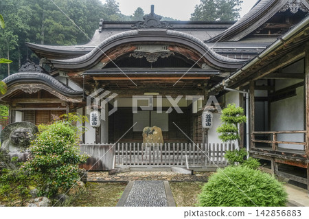 谷組山華嚴寺院生活區入口處的菊花化石屏風 谷組山華嚴寺院生活區入口處的菊花化石屏風 142856883