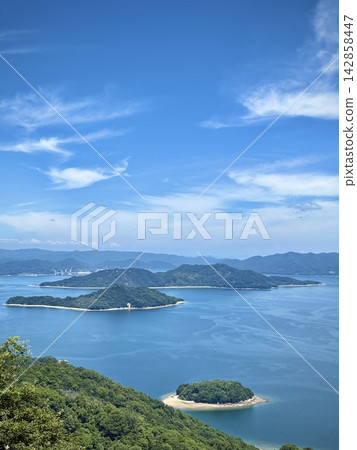 The beautiful archipelago and blue sky of the Seto Inland Sea as seen from Takamiyama (vertical composition, Mukaijima, Onomichi, Shimanami Kaido, mountaintop view, copy space material) The beautiful archipelago and blue sky of the Seto Inland Sea as seen from Takamiyama (vertical composition, Mukaijima, Onomichi, Shimanami Kaido, mountaintop view, copy space material) 142858447