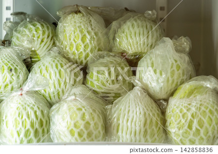 新鮮芭樂以泡棉網套包裝 新鮮芭樂以泡棉網套包裝 142858836