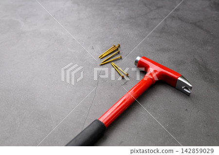 DIY工具圖片：紅色錘子和釘子 142859029