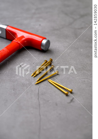 DIY工具圖片:紅色錘子和釘子 DIY工具圖片:紅色錘子和釘子 142859030