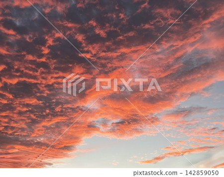 火紅的夕陽天空(戲劇性的,深紅色的雲彩,魔幻時刻,傍晚的天空,留白背景素材) 火紅的夕陽天空(戲劇性的,深紅色的雲彩,魔幻時刻,傍晚的天空,留白背景素材) 142859050