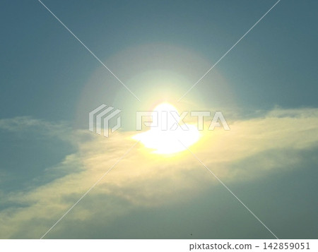 耀眼的太陽和雲層上方奇幻的光暈(太陽光暈、彩虹色的雲、神秘、希望、奇蹟、背景圖) 耀眼的太陽和雲層上方奇幻的光暈(太陽光暈、彩虹色的雲、神秘、希望、奇蹟、背景圖) 142859051