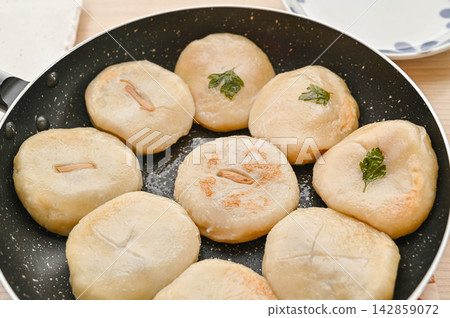 用煎鍋蒸煎改良版日式烤肉。 用煎鍋蒸煎改良版日式烤肉。 142859072