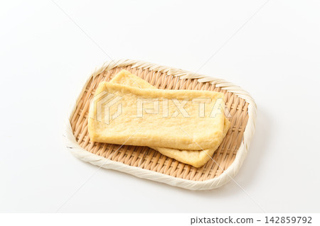 炸豆腐放在篩子上 炸豆腐放在篩子上 142859792