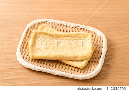 炸豆腐放在篩子上 142859793