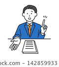 插圖描繪了一位商務人士面帶微笑，一邊指著文件一邊解釋。 142859933