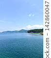 在湛藍的天空下，平靜的海面上漂浮著藍色的島嶼（晴天，夏日天空，瀨戶內海，壯麗景色，觀光，留白背景素材） 142860047