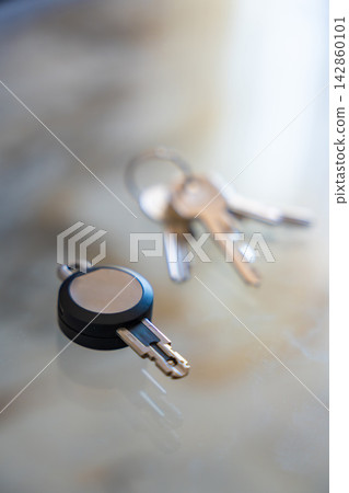 Traditional metal keys next to an RFID key fob on a white background. Concept of transition from mechanical locks to electronic access control and smart security. Traditional metal keys next to an RFID key fob on a white background. Concept of transition from mechanical locks to electronic access control and smart security. 142860101