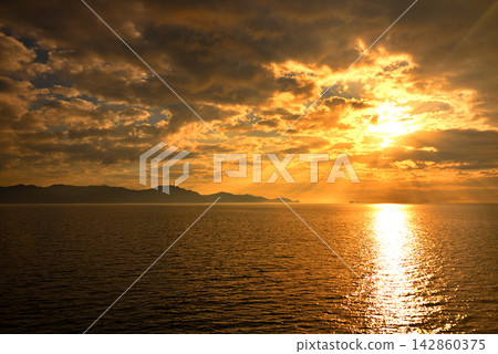 A view of the Shimokita Peninsula floating in the morning sun from the ferry on the Aomori-Seikan Ferry route in Aomori City, Aomori Prefecture (7) A view of the Shimokita Peninsula floating in the morning sun from the ferry on the Aomori-Seikan Ferry route in Aomori City, Aomori Prefecture (7) 142860375