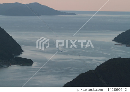 從高空俯瞰,黎明時分的海角和雲海。 從高空俯瞰,黎明時分的海角和雲海。 142860642