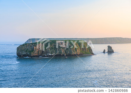黃昏時分,從北海道濱中町的安勢岬眺望兒島和大黑島。 黃昏時分,從北海道濱中町的安勢岬眺望兒島和大黑島。 142860986