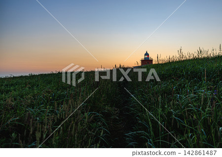 The Yuwaki Cape Lighthouse stands against the gradient of the twilight sky in Hamanaka Town, Hokkaido. The Yuwaki Cape Lighthouse stands against the gradient of the twilight sky in Hamanaka Town, Hokkaido. 142861487