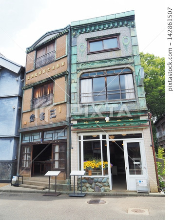 Tokyo, Hanaichi Flower Shop and Takei Sanshodo, 1927 (Showa 2) Tokyo, Hanaichi Flower Shop and Takei Sanshodo, 1927 (Showa 2) 142861507