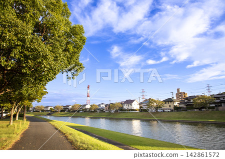 傍晚時分，築紫野市保滿川在晴朗的藍天下景色優美。 142861572