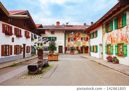 Luftlmalerei decorated houses in Mittenwald, Germany Luftlmalerei decorated houses in Mittenwald, Germany 142861805