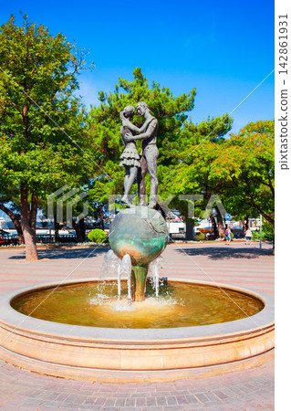 Lovers fountain monument in Gelendzhik Lovers fountain monument in Gelendzhik 142861931